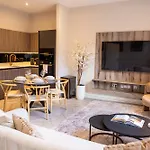 10 Park Square East, Luxury Serviced 4*