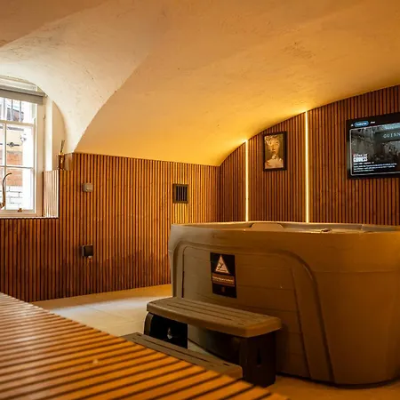 Hotel apartamentowy 10 Park Square - Luxury Serviced