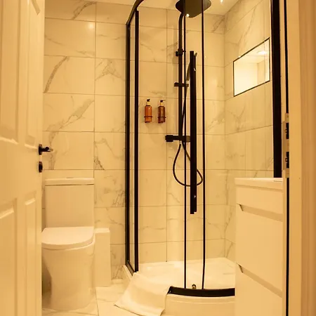 Hotel apartamentowy 10 Park Square - Luxury Serviced